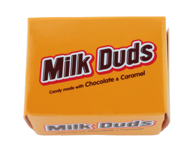 Kiev, Ukrayna - 25 Mart 2025: Şeffaf arkaplanda bir paket çikolatalı çikolata. Milk Duds, Hoffman and Company tarafından üretilen bir çikolata markasıdır.