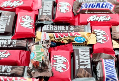 Çikolata Çubuklarının Arkaplanı: Kit Kat, Snickers, 100 bin, Samanyolu, Twix ve Hershey 's, yiyecek ve atıştırmalık konsepti