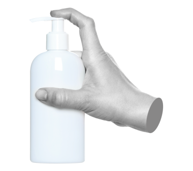 Beyaz bir sabun makinesi tutan kadın elleri, şeffaf bir arka planda kapalı, kozmetik reklamları için şablon. Çağdaş sanat