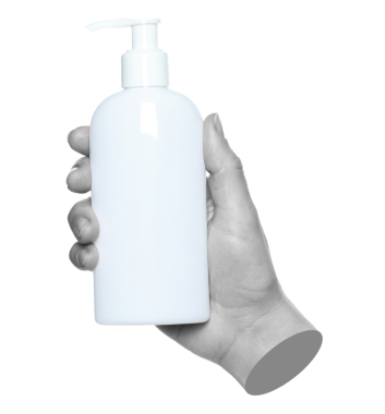 Beyaz bir sabun makinesi tutan kadın elleri, şeffaf bir arka planda kapalı, kozmetik reklamları için şablon. Çağdaş sanat