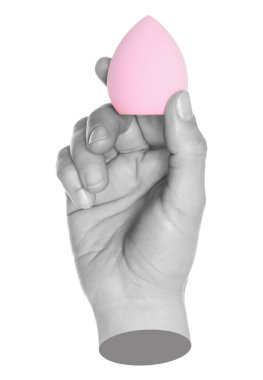 Kadın eli kozmetik sünger tutuyor, şeffaf arka plan, kozmetik ve çehre kavramı izole edilmiş. Çağdaş sanat