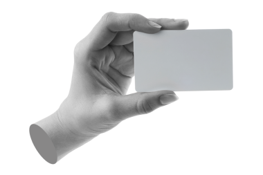 Elinde boş bir kartvizit var, şeffaf bir arka planda izole edilmiş, iş konsepti. Çağdaş sanat tasarımı