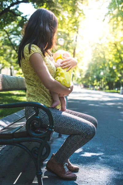 Vrouw Met Baby Een Park Stockfoto