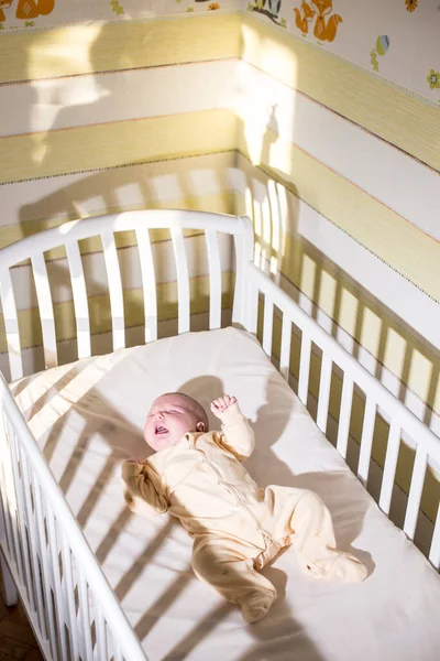 Cryng Baby Het Bed Silhouet Van Een Moeder Fopspeen Stockafbeelding