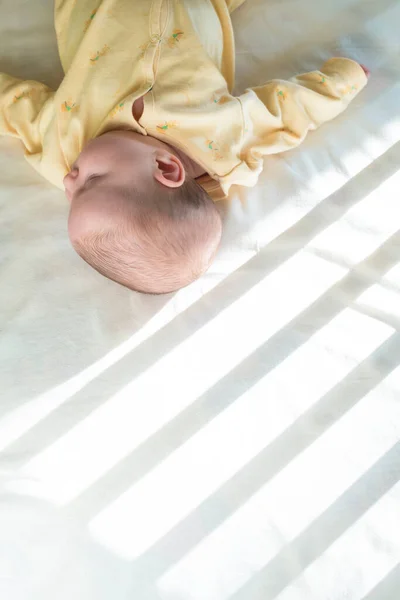宝宝躺在床上婴儿房 图库图片
