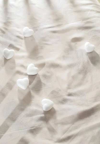 Vita Hjärtformer Sängen Stockfoto