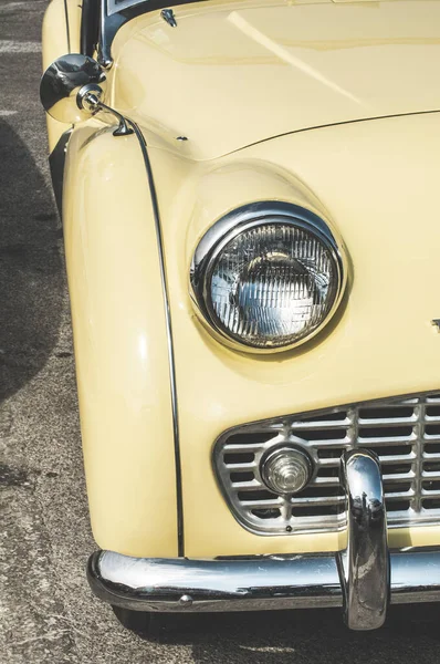 Oude Vintage Gele Auto Rechtenvrije Stockfoto's