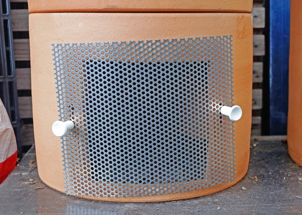 Organik gübre içeren kil çömlek kapağı. 