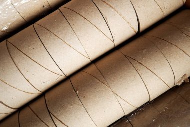 Teyp çekirdek atık geri dönüşüm kutusu şeffaf ambalaj rulolarının yeniden kullanılması, yapıştırıcı bant çekirdeği, uzay stoku fotoğrafı kopyası