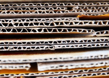 İstiflenmiş karton geri dönüşüm kutuları yığılmış bir kutuda stok fotokopi alanı fotokopi alanı karton karton kaplama, kıvrımlı karton kaplama arka planı. Yatay şeritli Kraft karton deseni