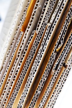 İstiflenmiş karton geri dönüşüm kutuları yığılmış bir kutuda stok fotokopi alanı fotokopi alanı karton karton kaplama, kıvrımlı karton kaplama arka planı. Yatay şeritli Kraft karton deseni