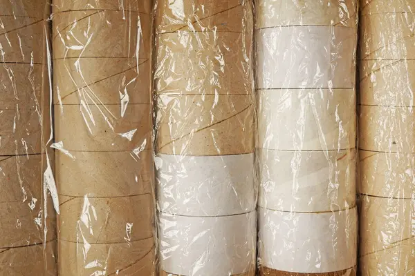 Teyp çekirdek atık geri dönüşüm kutusu şeffaf ambalaj rulolarının yeniden kullanılması, yapıştırıcı bant çekirdeği, uzay stoku fotoğrafı kopyası