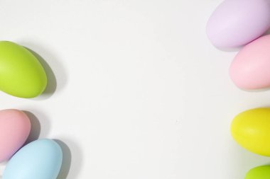Beyaz arka planda paskalya yumurtaları var. Paskalya konsepti. Boşluğu kopyala