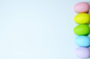 Mavi arka planda paskalya yumurtaları var. Paskalya konsepti. Boşluğu kopyala