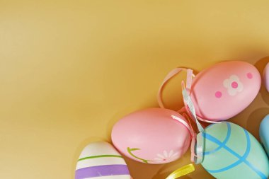 Paskalya yumurtaları bej arka planda. Paskalya konsepti. Boşluğu kopyala