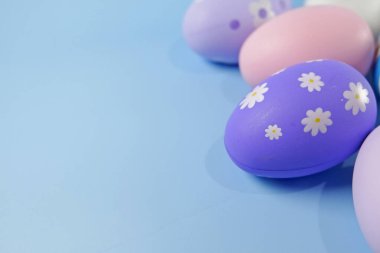 Mavi arka planda paskalya yumurtaları var. Paskalya konsepti. Boşluğu kopyala