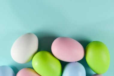 Mavi arka planda paskalya yumurtaları var. Paskalya konsepti. Boşluğu kopyala