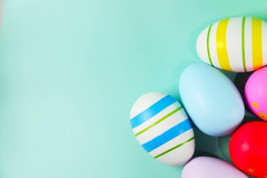 Mavi arka planda paskalya yumurtaları var. Paskalya konsepti. Boşluğu kopyala