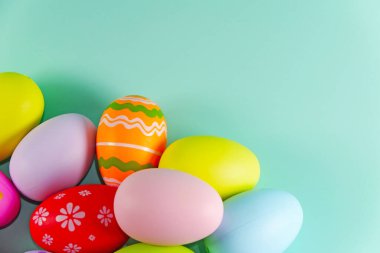 Mavi arka planda paskalya yumurtaları var. Paskalya konsepti. Boşluğu kopyala