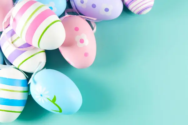 Mavi arka planda paskalya yumurtaları var. Paskalya konsepti. Boşluğu kopyala