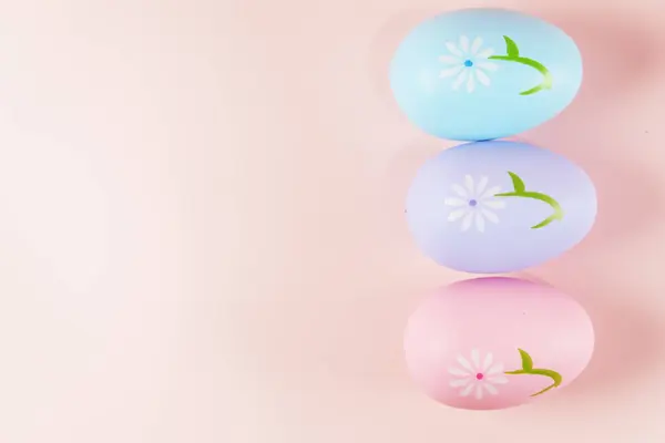 Huevos Coloridos Pascua Sobre Fondo Rosa — Foto de Stock