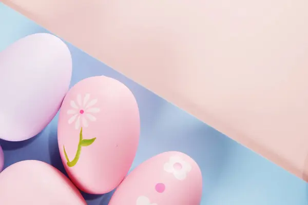 Pastel mavi arka planda pembe Paskalya. Paskalya konsepti. Boşluğu kopyala