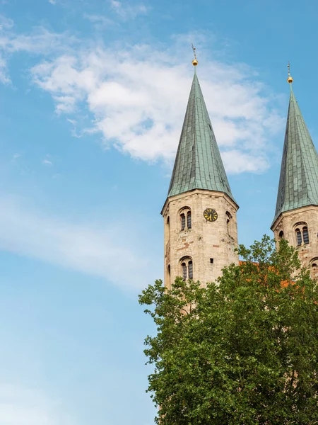 青い空と緑の木に対して聖マルティニ教会の2つの中世の塔 ドイツ ブラウンシュヴァイクの観光スポット 歴史的建造物の要素を持つ垂直写真 — ストック写真