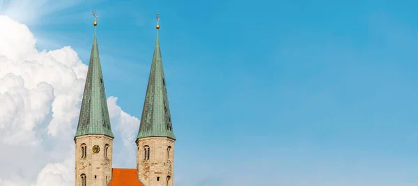 圣马丁教堂的两座中世纪塔楼与蓝天和白云相映成趣 德国不伦瑞克老城的景色 — 图库照片