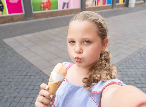 Девочка Девочка Подросток Ест Мороженое Делает Селфи Смартфоне Мобильном Телефоне — стоковое фото