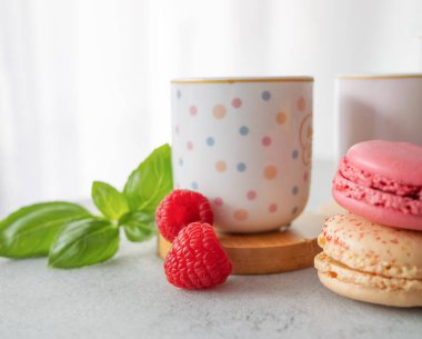 İki fincan çay, badem kurabiyesi, Fransız kurabiyesi. Öğle yemeği için tatlı..