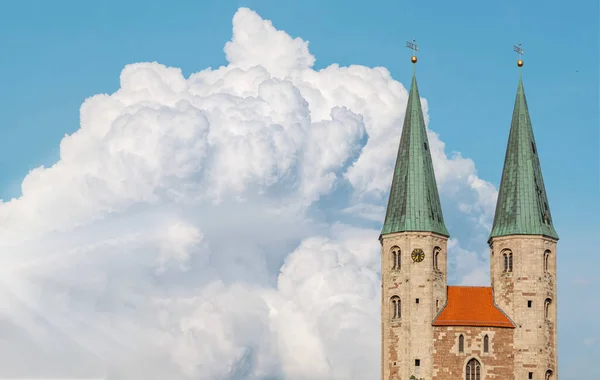 Dos Torres Medievales Iglesia San Martini Contra Cielo Azul Nubes — Foto de Stock