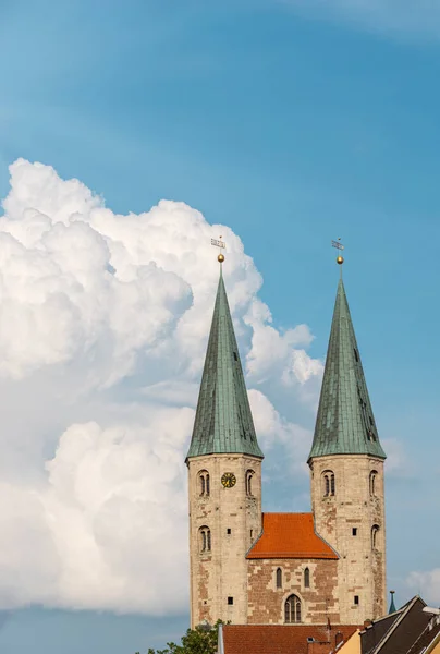 Dwie Średniowieczne Wieże Kościoła Martini Przeciwko Błękitnemu Niebu Białe Chmury — Zdjęcie stockowe