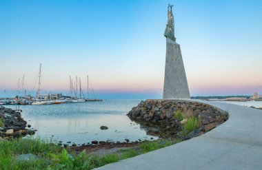 Aziz Niklas Anıtı eski Nessebar kasabasında gün doğumunda. Nessebar, Bulgaristan 'ın Karadeniz kıyısında antik bir kent..