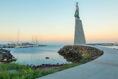 Aziz Niklas Anıtı eski Nessebar kasabasında gün doğumunda. Nessebar, Bulgaristan 'ın Karadeniz kıyısında antik bir kent..