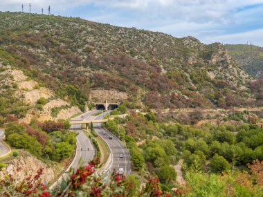 Hızlı trafik yolu, otoban, otoyol, dağlardaki tünel, doğal manzara, doğa ve insan, yol modernizasyonu, İspanya.