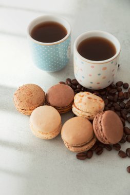 Çikolata ve kahve makaronu, Fransız kurabiyesi ve iki çay fincanı, Sevgililer Günü 'nde ikizler için romantik bir kahvaltı. Kilo problemleri, aşırı şeker ve kalori. Fransız geleneksel kurabiyeleri.