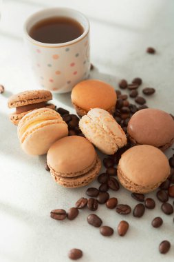 Çikolatalı kurabiye, Fransız kurabiyesi, kahve çekirdekleri ve bir fincan çay, Sevgililer Günü 'nde romantik bir kahvaltı. Kilo problemleri, aşırı şeker ve kalori, sağlıksız diyet. Fransız geleneksel kurabiyeleri.