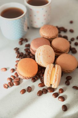 Çikolatalı kurabiye, Fransız kurabiyesi, kahve çekirdekleri ve iki çay fincanı, Sevgililer Günü 'nde romantik bir kahvaltı. Kilo problemleri, aşırı şeker ve kalori, sağlıksız diyet. Fransız geleneksel kurabiyeleri.