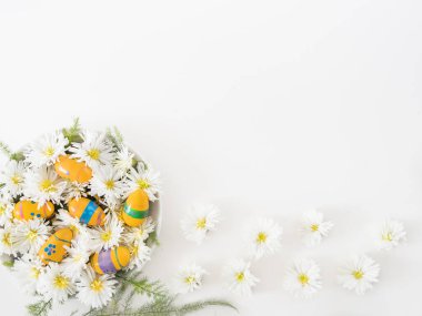 Süslü sarı Paskalya yumurtaları ve beyaz arka planda fotokopi alanı olan beyaz çiçekler. Kilise Hristiyan bayramları, Hristiyanlık, Paskalya geçmişi.