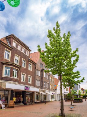 Oelde, Kuzey Ren-Vestfalya, Almanya - Mai 18, 2024. Şehir merkezindeki alışveriş merkezleri, yaşam tarzı, mimari, ilkbaharda şehir manzarası.