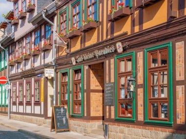 Wernigerode, Saksonya-Anhalt, Almanya - 08. Juni 2024: Eski binalar, şehir manzarası, yarı ahşap evlere sahip Ortaçağ caddesi.