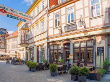 Wernigerode, Saksonya-Anhalt, Almanya - 08. Juni 2024: Eski kentteki şehir kafe, belediye binası kutlamasına davetiye.