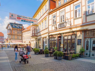 Wernigerode, Saksonya-Anhalt, Almanya - 08. Juni 2024: Eski kentteki şehir kafe, belediye binası kutlamasına davetiye