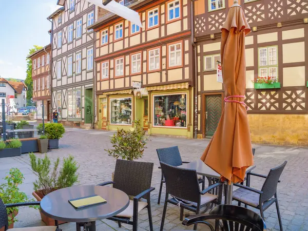 Wernigerode, Saksonya-Anhalt, Almanya - 08. Juni 2024: Eski kentteki şehir kafesi, antik mimari ve Almanya manzaralı şehir merkezi