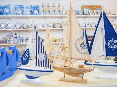 Tahta yelkenli modeli, gemi modeli, hediyelik eşya dükkanı, ahşap tekne, ev, otel dekorasyonu, deniz teması, mavi ve beyaz..
