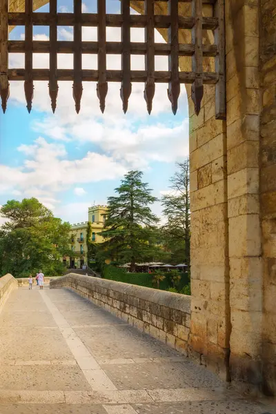Besalu, Girona, Katalonya, İspanya 'ya giriş. Ünlü bir dönüm noktası. Eski ortaçağ Romanesk köprüsü.