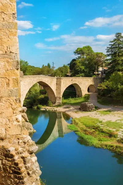 Köprü ve sudaki yansıması. Besalu, Girona, Katalonya, İspanya. Ünlü simge..
