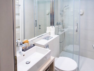 Orta sınıf bir otelde tuvalet, hijyen, vücut bakımı, otel sertifikası, iç mekan, otel kategorisi..