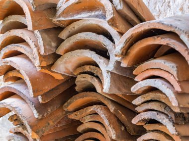 Eski, basit çatı kiremitleri üst üste dizilmiş..