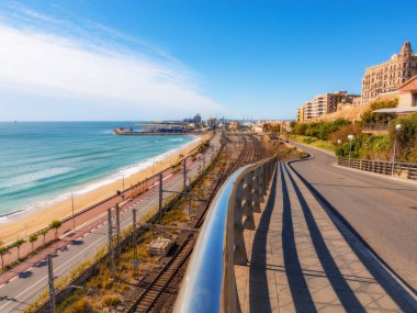 Tarragona İspanya 'da şehir hayatı. Şehrin sanayi bölgesinin yapısı - demiryolları, otoyol, Akdeniz, liman, konut binaları, kıyı şeridi.